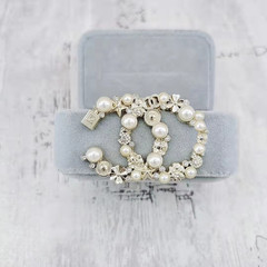 Xiaoxiangfeng brooch double letter pearl rhinestone sweet suit collar pin sweater dress suit accessories alloy products