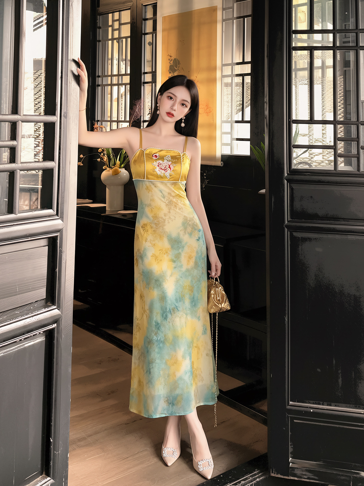 Bộ đầm dây tay không phối áo khoác thêu hoa văn cách tân cao cấp — bộ đồ, Đầu màu mơ, đầm dây