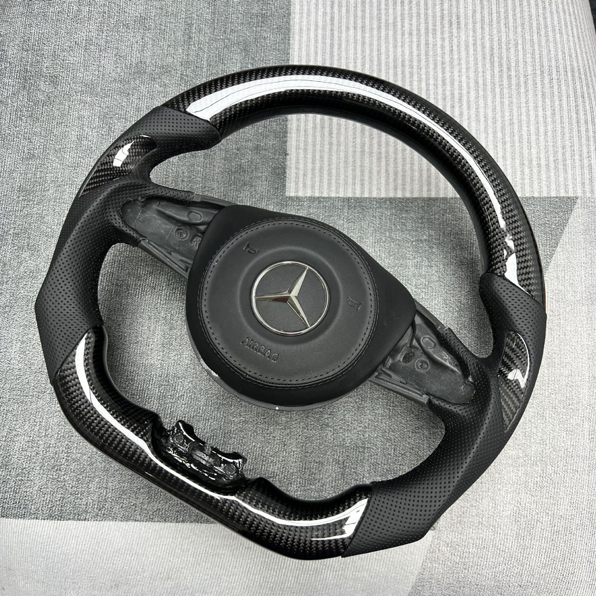 Source Factory Car Steering Wheel Modification, Suitable for Mercedes E-Class Car Carbon Fiber Steering Wheel Processing and Customization