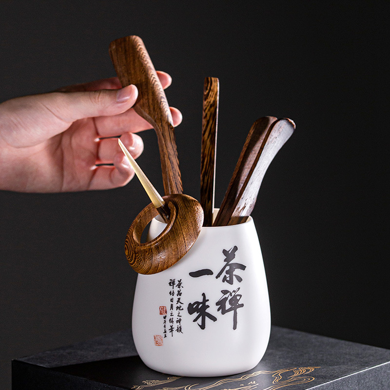Ganador de ganancia de seda de cabra de jade de porcelana blanca de madera sólida ceremonia del té seis caballeros conjunto de cerámica multifuncional accesorios de vasija de barril