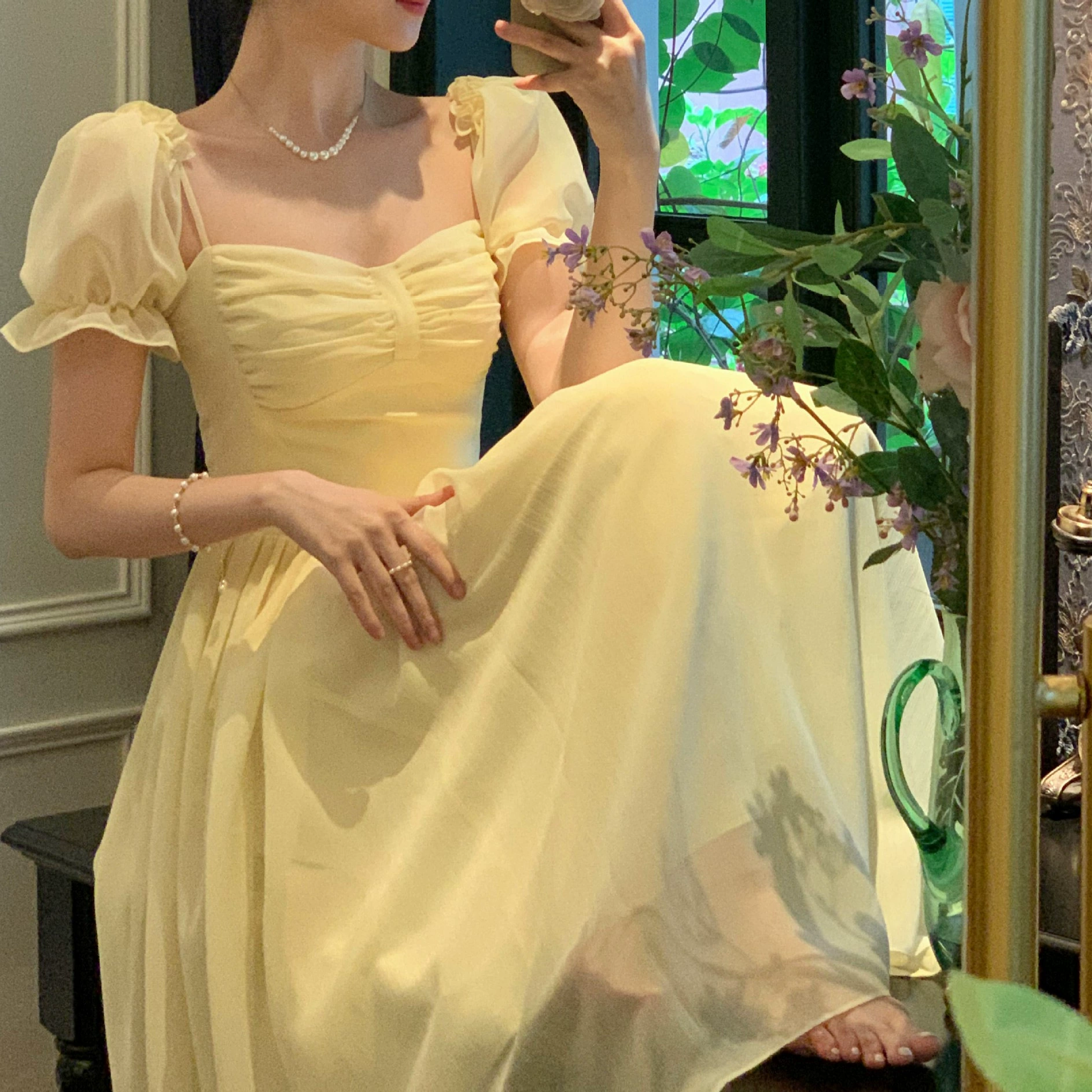 Отдых ветер желтое платье с квадратным вырезом с пузырьками рукава женская летняя 2025 новая талия тонкая темпераментная длинная юбка