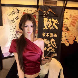 TZ7531高级感气质斜肩无袖上衣女法式轻熟风不对称露肩收腰短T恤