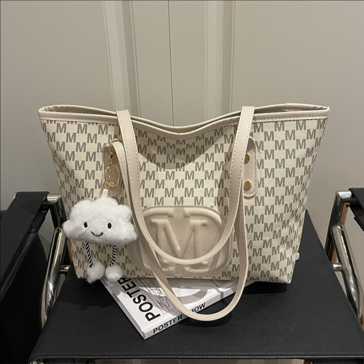 Cross-Border Fashion Large-Capacity Tote Bag Niche 2026 New Model Shoulder Handbag Large-Capacity Women's Commuter Bag Cross-Border Fashion Large-Capacity Tote Bag Niche 2026 New Model Shoulder Handbag Large-Capacity Women's Commuter Bag