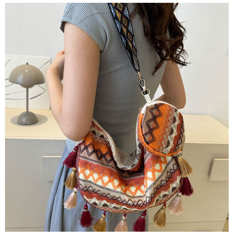 Women's Medium Special Material Geometric Ethnic Style Streetwear Tassel Dumpling Shape Zipper Tote Bag display picture 5