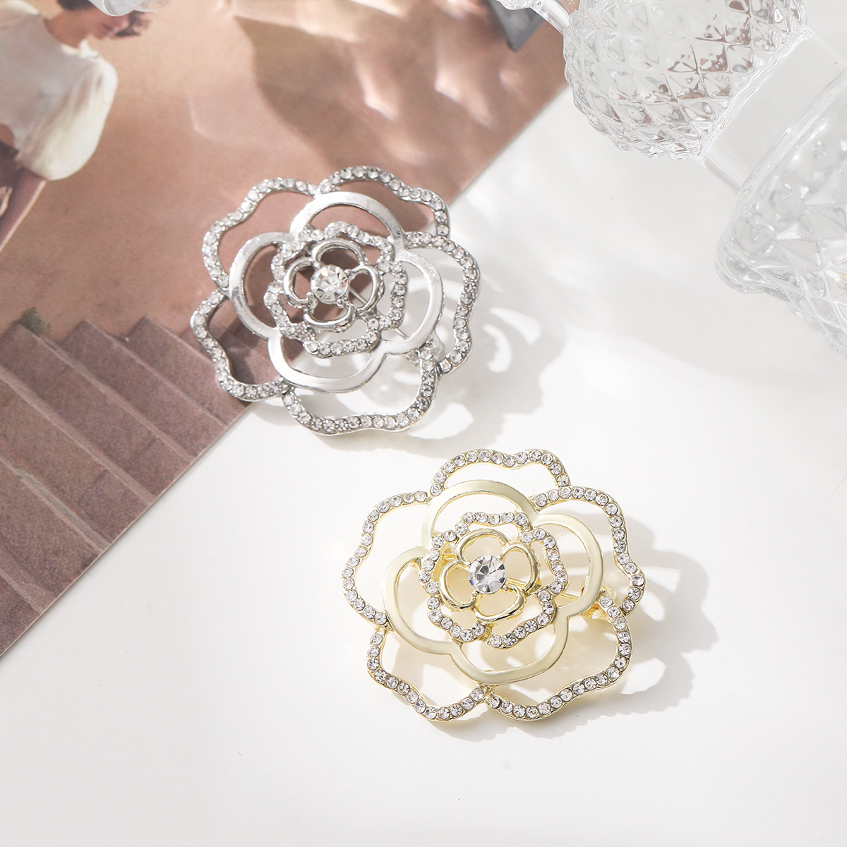 Spilla camelia in zircone per donna elegante pin stile chanel_voghion.com