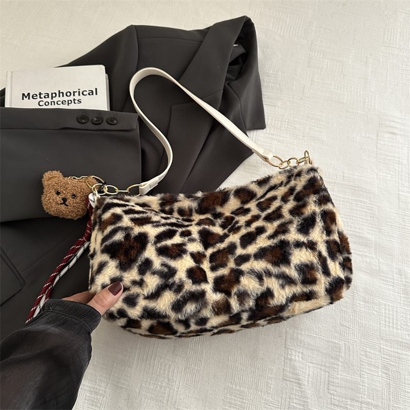 Bolsas de peluche de moda estampadas de leopardo 2024 nuevas sensaciones de alto nivel de un hombro casual bajo una gran capacidad de bolsas de lana extranjera