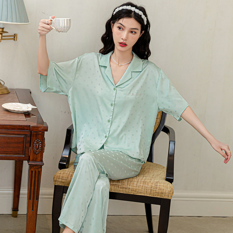 Pijamas de las mujeres de verano hielo seda lunares jacquard pantalones de manga corta delgada dulce cardigan de seda artificial traje de desgaste al por mayor