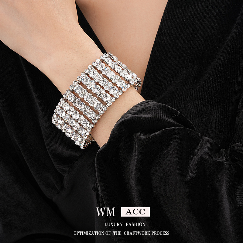 Brazalete de geometría de gota de agua hueca de diamante de moda transfronteriza lujosa ligera de alta sensación de pulsera de nicho de diseño europeo y americano
