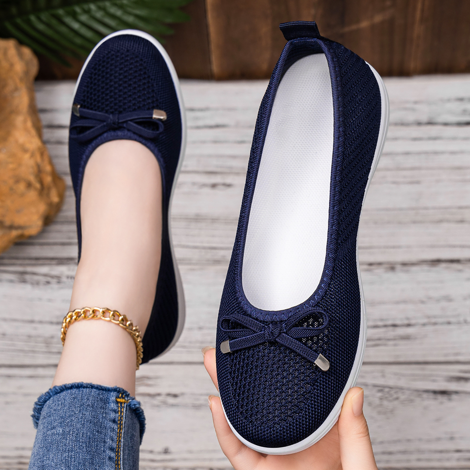 Spring and Summer Slip-On Shoes for Mothers, Soft-Soled Women's Flats, Factory Direct Delivery, Fly-Knit Breathable Lazy Shoes, Casual Shoes