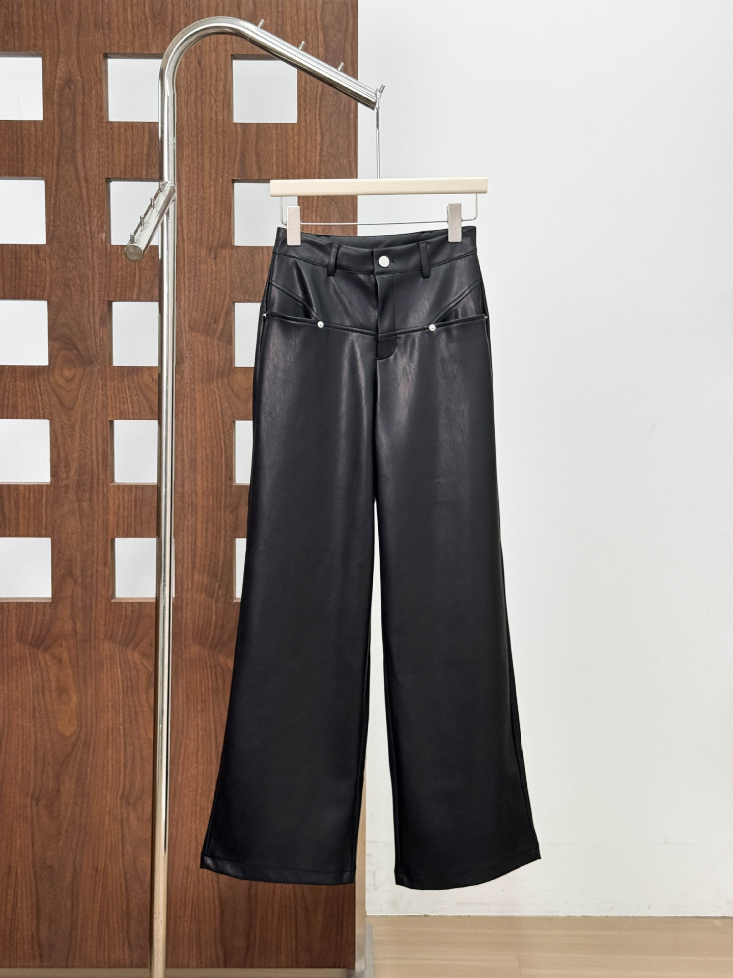 2025 otoño y invierno nuevos pantalones de piernas anchas de cuero negro de cintura alta y delgada pantalones de cuero rectos de tendencia casual universal