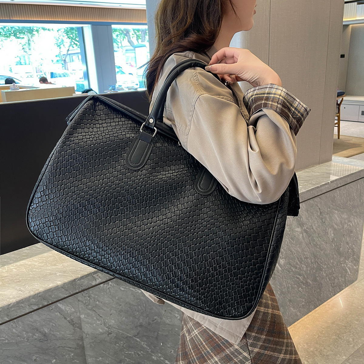2026 New Woven Pattern PU Casual Tote Bag, Handheld Travel Bag for Men and Women, Large Capacity Business Trip Luggage Bag