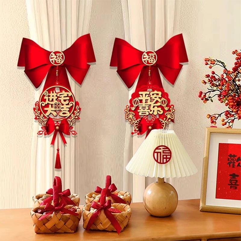 Новоселение украшает шторы с завязками