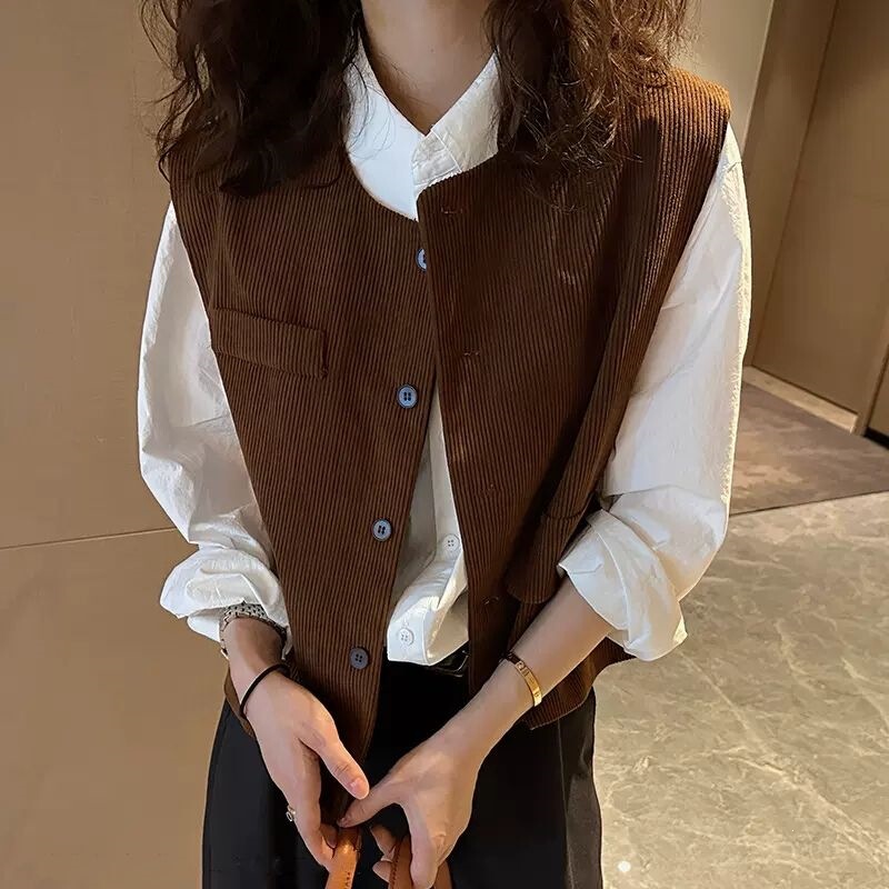 Corduroy vest for women, perfect for layering in spring and autumn, a versatile and stylish piece that can be worn as an outer garment, a chic and elegant cardigan