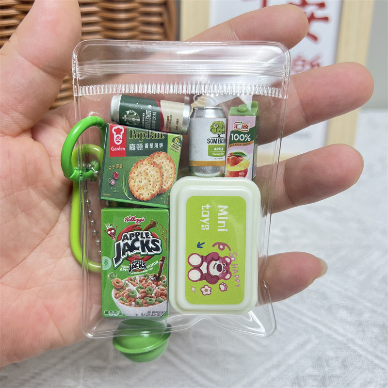 かわいいミニチュアの鼻の子供が食事をして遊んでいます。|undefined