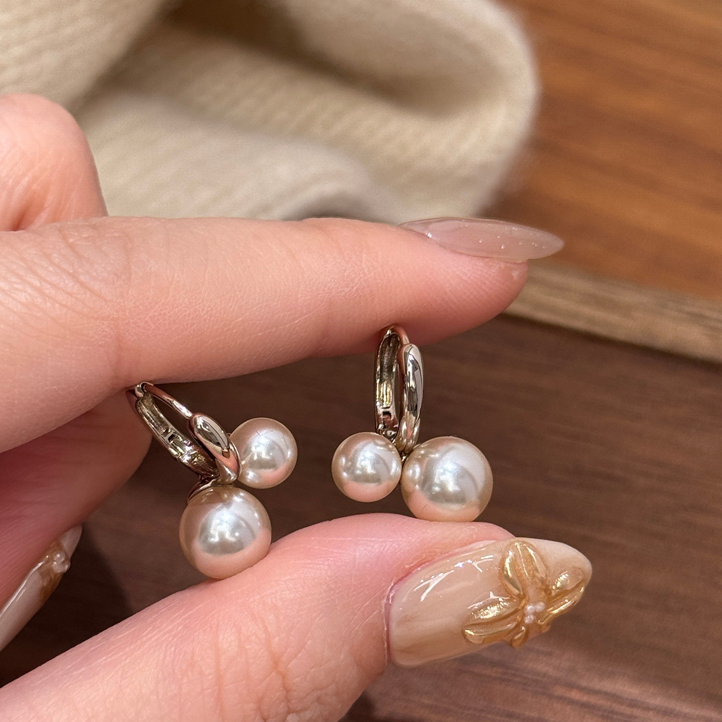 Elegant Pearl Cherry Stud Earrings In Mocha Mousse And Gold Tone_voghion.com