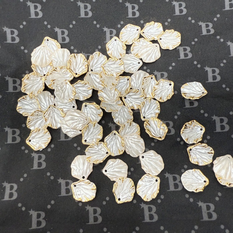 白色蝴蝶结镂空爱心