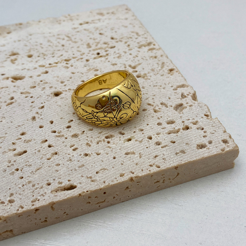 Anel francês vintage, elegante e atemporal de designer de nicho francês AB, anel vintage europeu e americano em latão banhado a ouro com design de padrão amplo._voghion.com