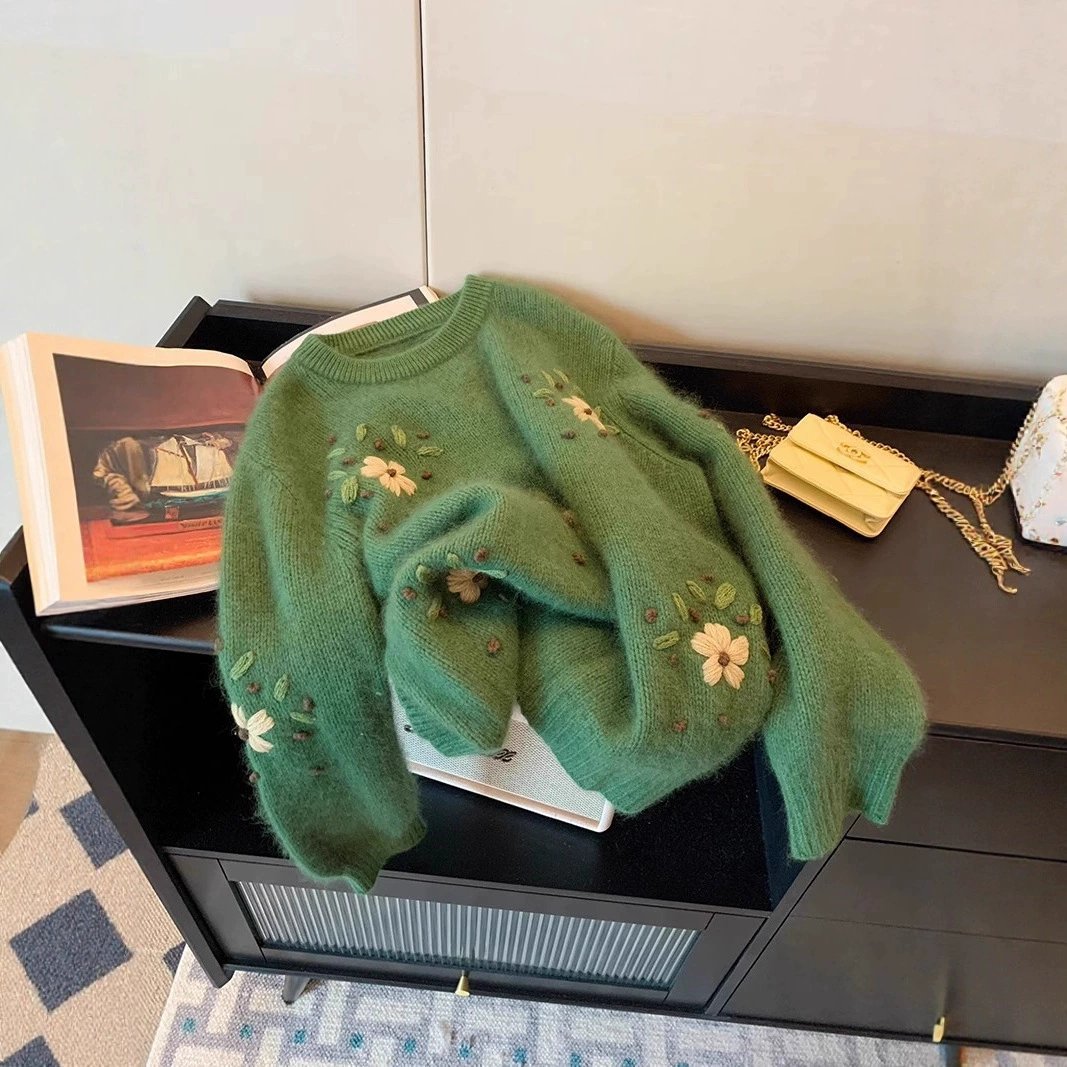 Ретро зеленая цветочная вышивка мягкий клейкий свитер с круглым вырезом женский осень 2023 новый свободный ленивый трикотажный топ