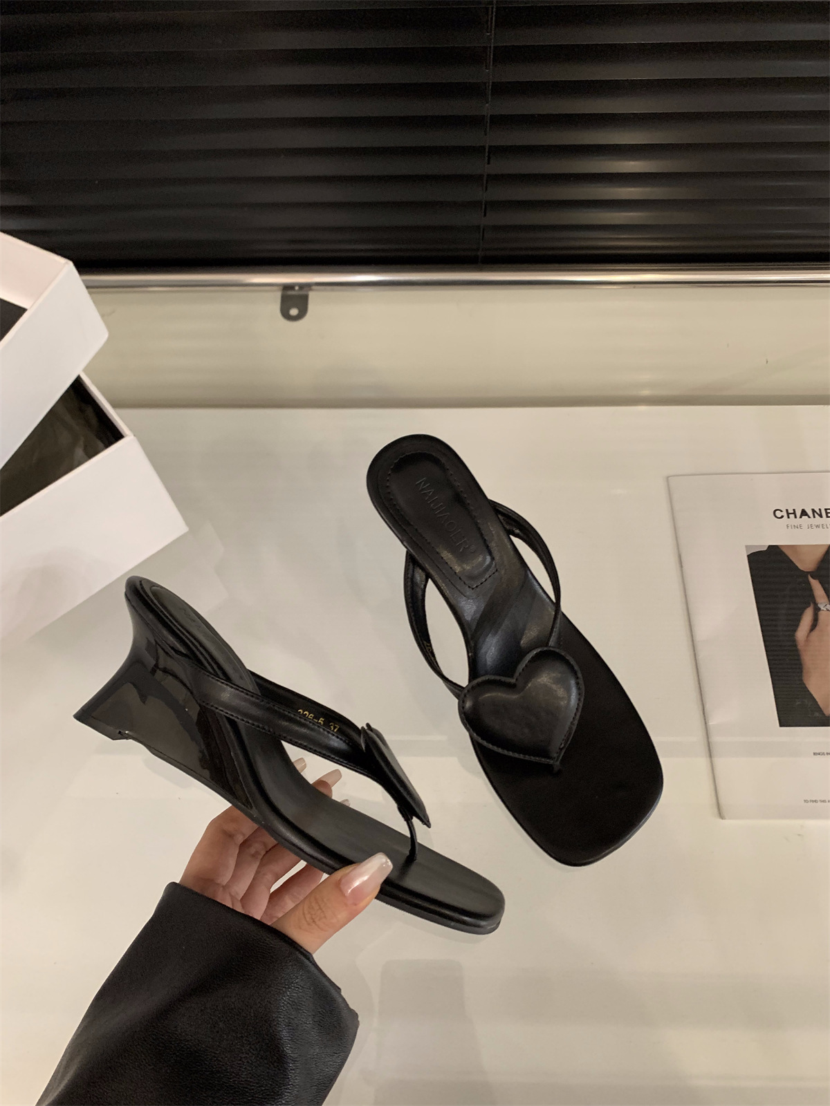 Zapatos rojos de tacón alto, chanclas de cuña, zapatos de mujer, sandalias y sandalias de amor de temperamento de verano 2025