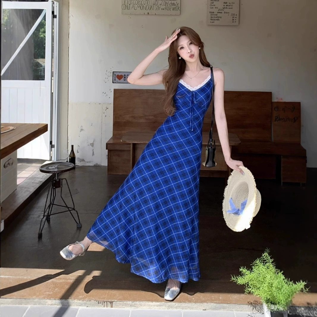 Красивое синее клетчатое платье на подтяжках Klein для женщин, лето 2025, новая длинная юбка в стиле чистой страсти, сладкий и пряный стиль с защипом на талии