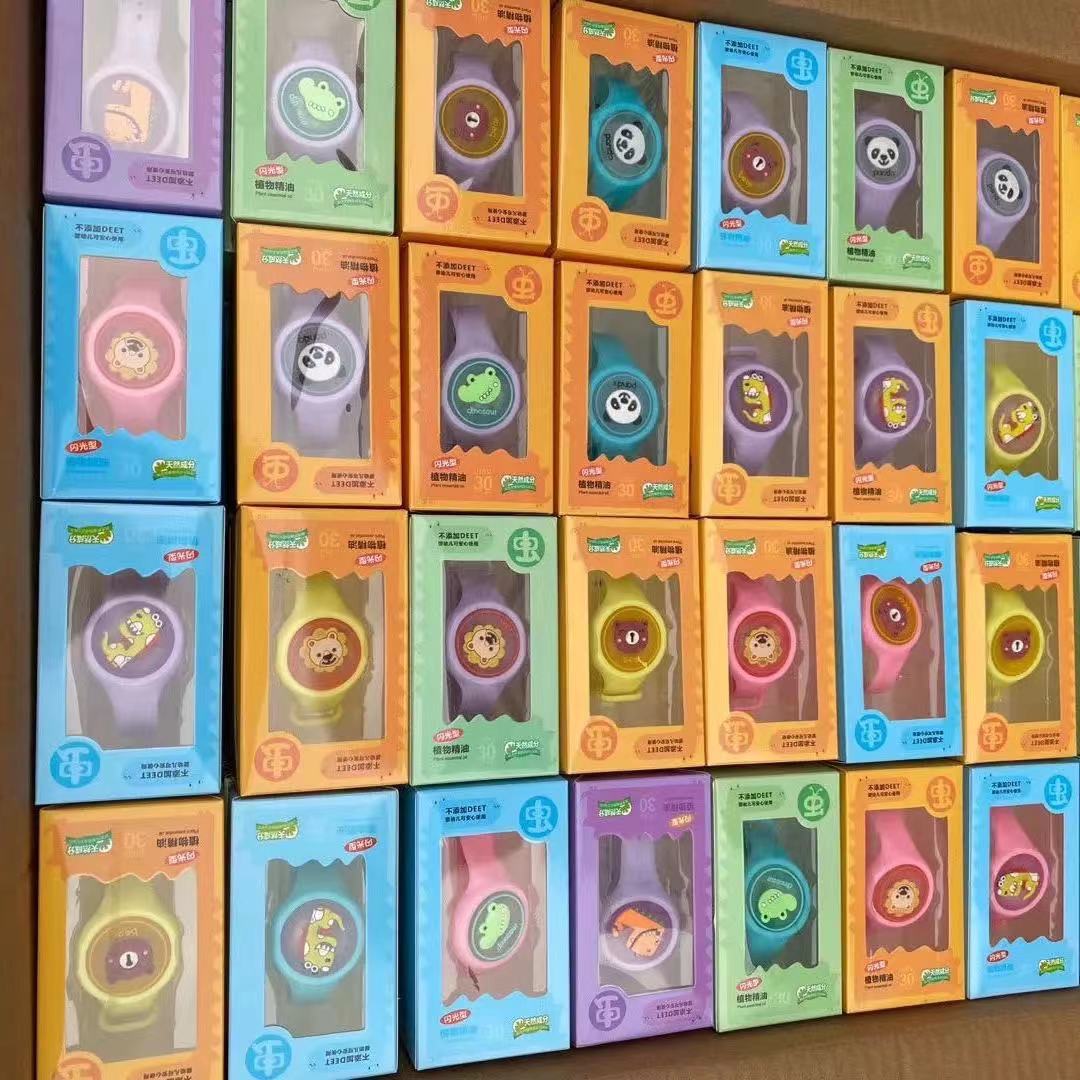 Boxed round models (random mix of color patterns)
