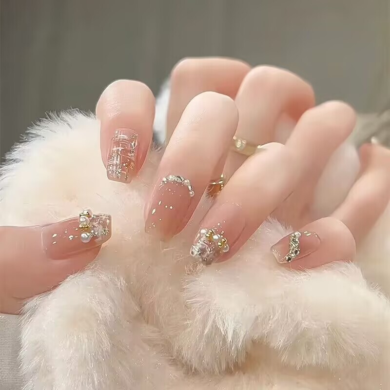 10 pieces of spring xiaoxiangfeng nail art patch fake nail nail piece finished product wholesale removable white explosion model wearing a