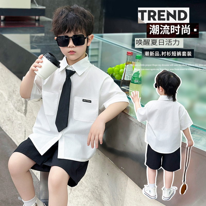 7125 Traje de estilo universitario para niños 2025 Verano Nuevo estilo Camisa de manga corta para niños Pantalones cortos Ropa de jardín de infantes de dos piezas