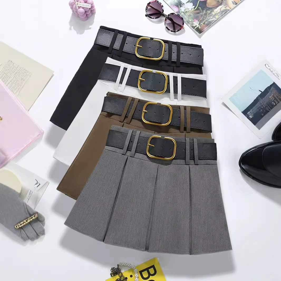 Серая юбка с плиссированной одежкой популярна в этом году