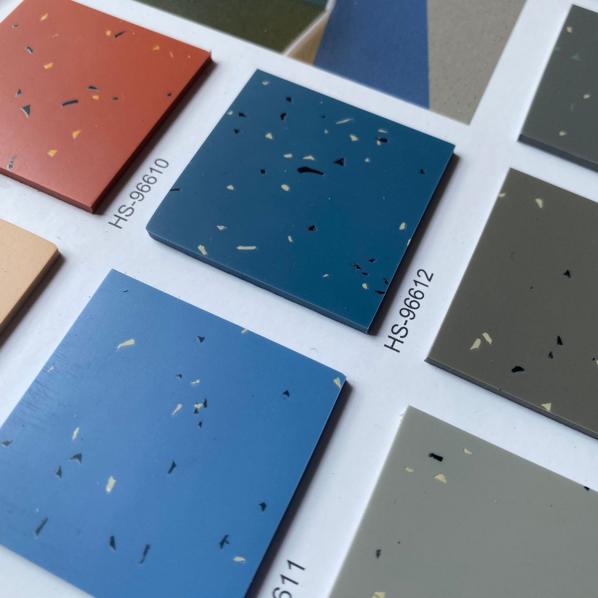 华塑橡宝2mm纯色撒花卷材圆浮点橡胶地板防滑耐磨阻燃公交地铁用