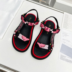 欧米のカジュアルな厚い底のサンダル2025の新型の刺繍のマジックはアルファベットのD家の女性の靴の砂浜を貼って休暇の対外貿易の潮を過ごします。