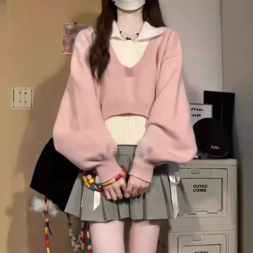 Комплект в корейском стиле на раннюю осень 2025: трикотажный топ с воротником-поло и жилетка в студенческом стиле, повседневный образ.