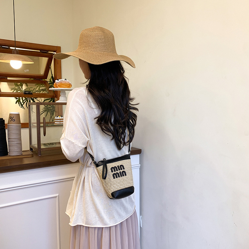 Bolso de teléfono móvil tejido de paja de color de contraste de moda para mujer 2025 nuevo bolso de cubo de primavera de moda bolso diagonal de un solo hombro para mujer