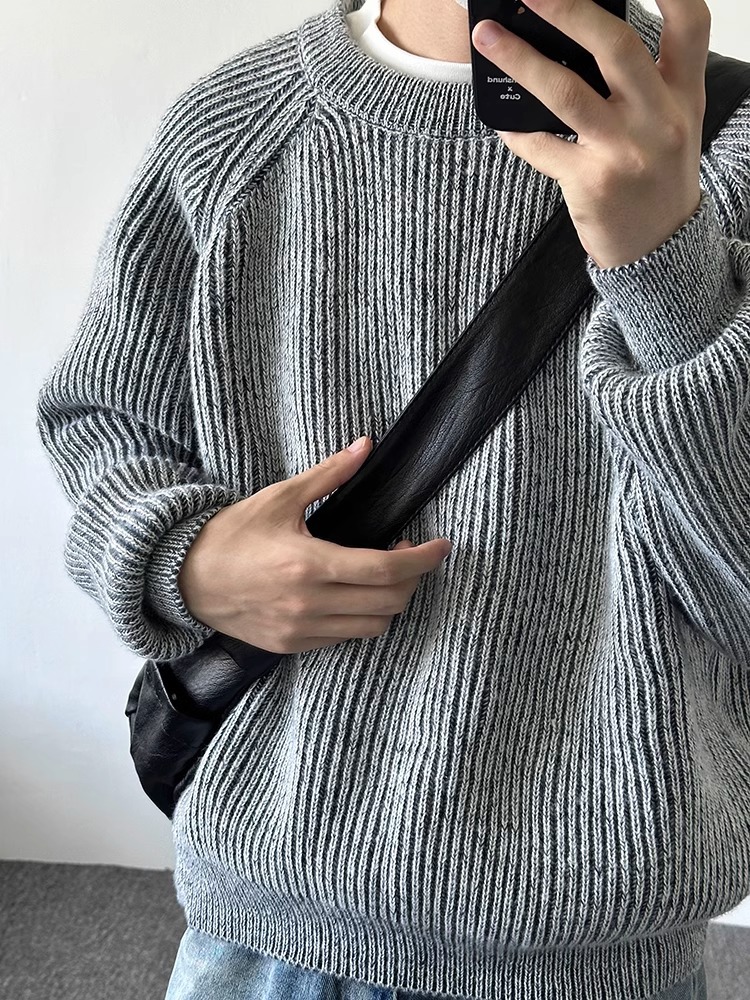 솔리드 컬러 베이스 라운드 넥 수직 패턴 스웨터 남자의 2024 봄과 가을 새로운 느슨한 유행 캐주얼 풀오버 니트 탑