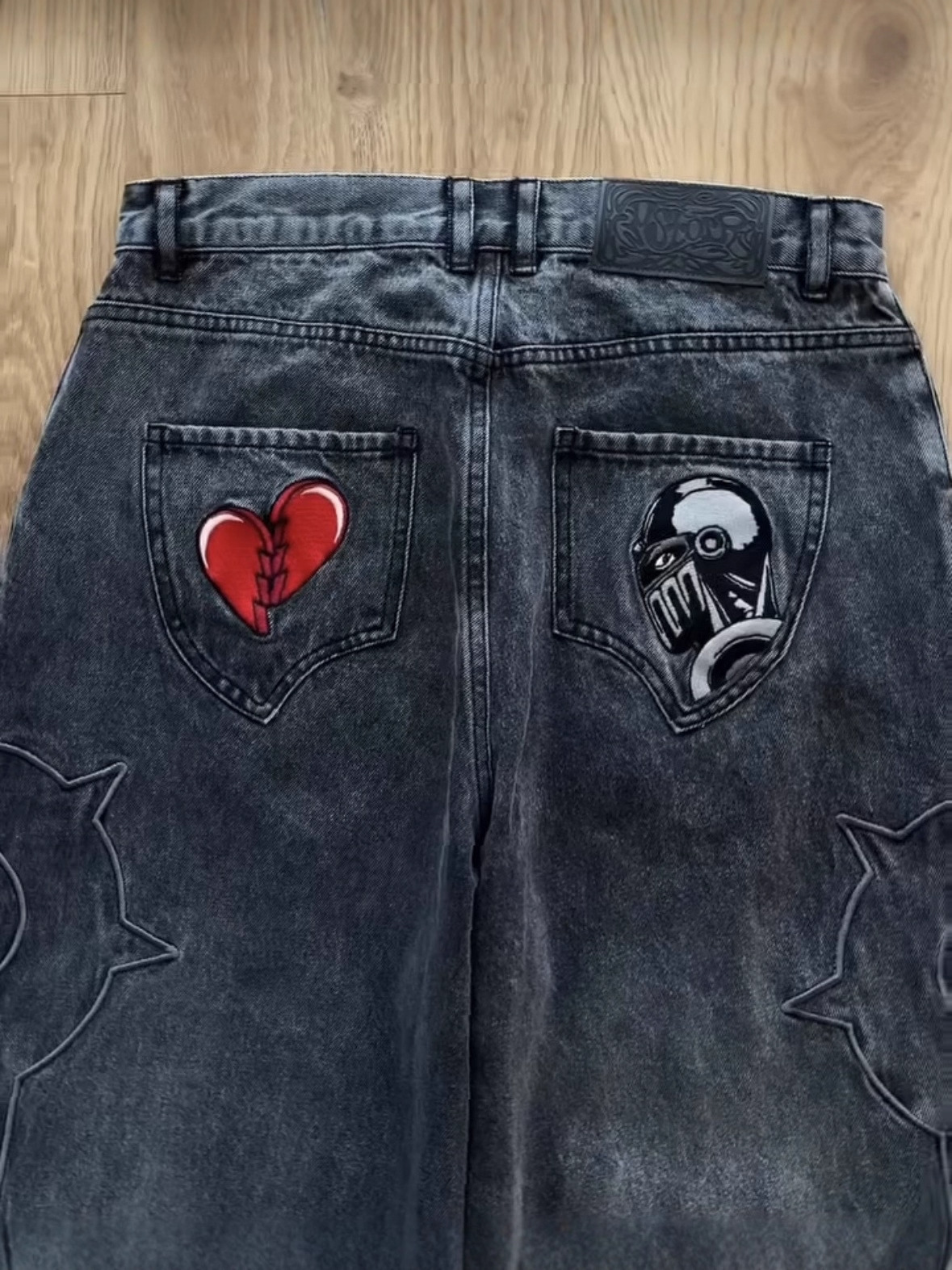 Europa y los Estados Unidos dibujos animados bordados transfronterizos jeans masculinos y femeninos Harajuku retro hacer viejos pantalones de tendencia universal
