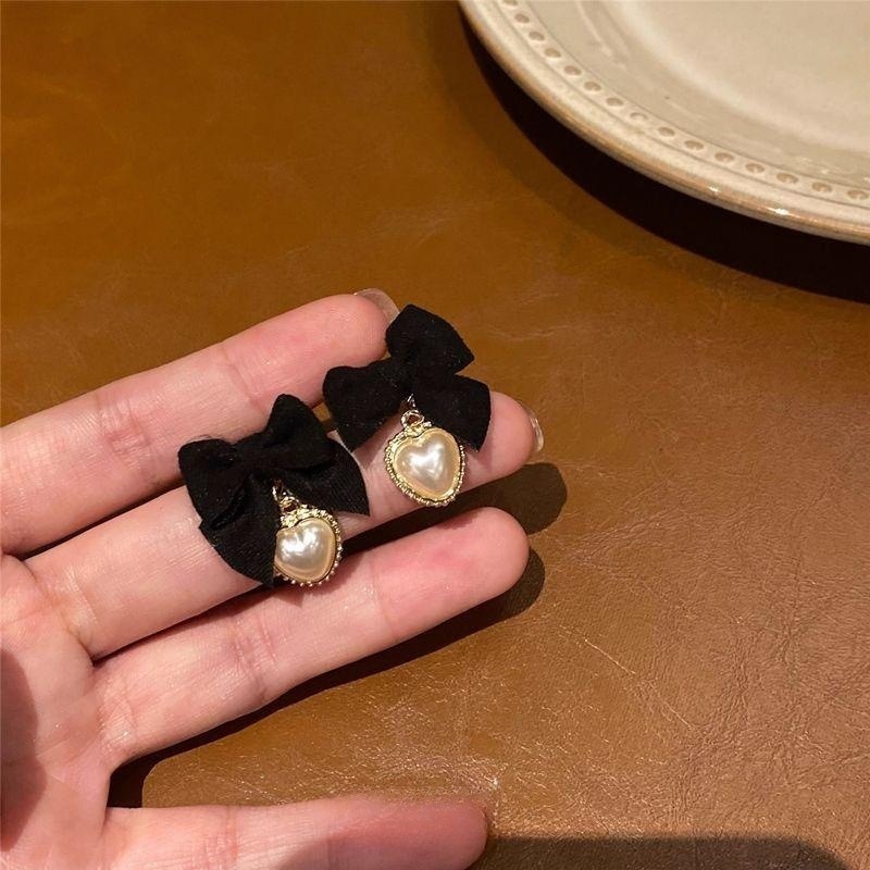 Großhandel Schmuck Elegant Herzform Bogenknoten Legierung Künstliche Perlen Zirkon Überzug Inlay Ohrringe display picture 1