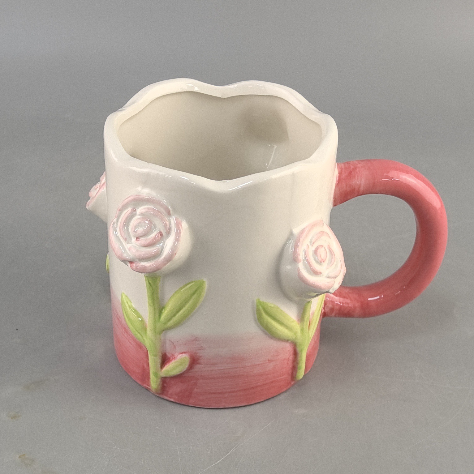 Inventario transfronterizo dibujado a mano irregular alto valor visual tulipanas flores rosadas tazas de cerámica tazas de café creativas