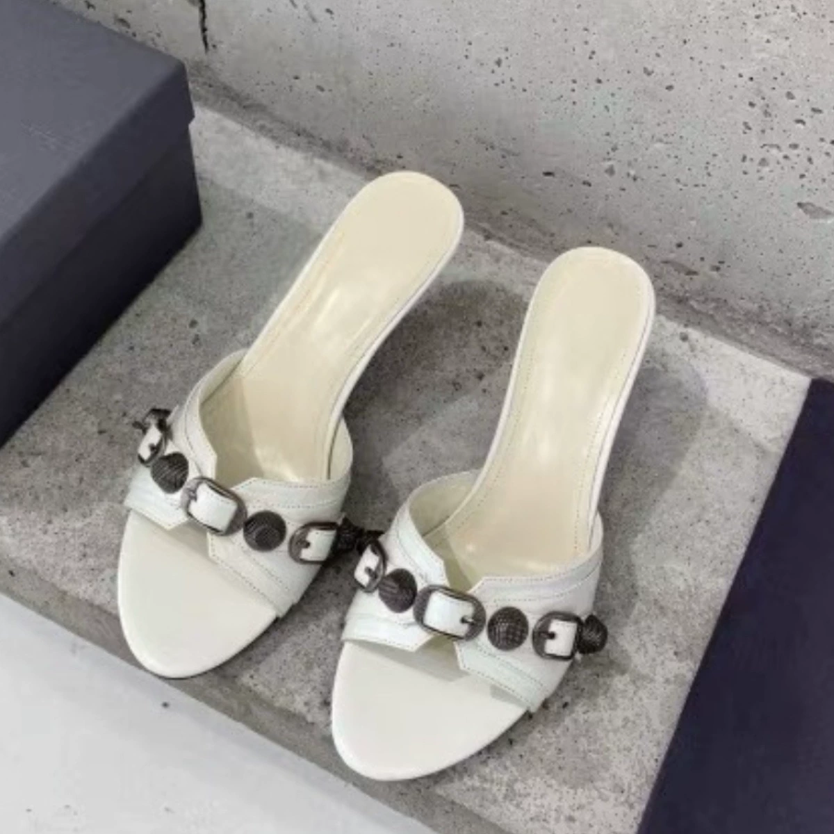 Retro black universal slippers for leisure