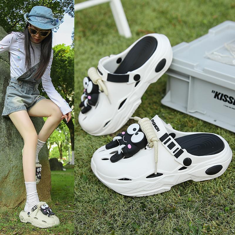2025 nuevo estilo pisando la mierda, zapatos con agujeros, mujeres, ropa de verano, fondo suave, dibujos animados, plataforma de playa antideslizante, zapatillas Baotou eva
