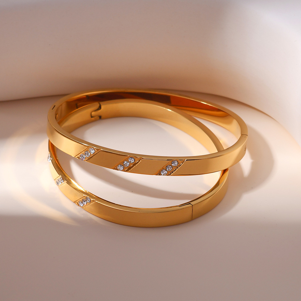 Estilo retro transfronterizo sarga de acero inoxidable con incrustaciones de diamantes, lujo ligero, temperamento de alta gama, pulsera de ahorro de moda, pulsera femenina 18K