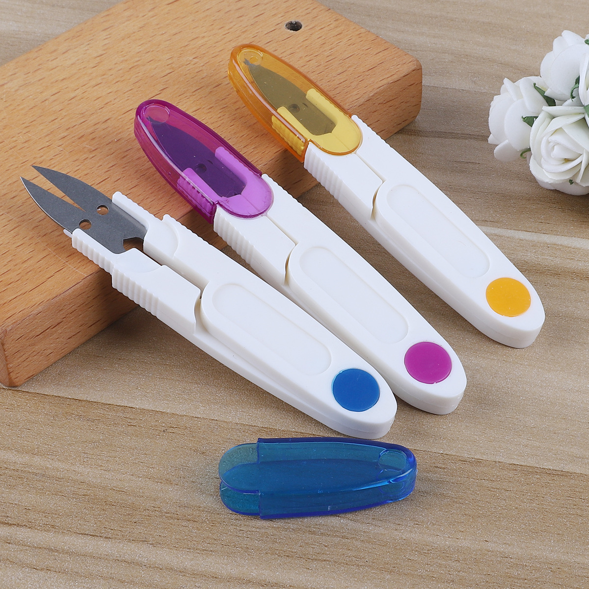 Colored cover, length 11.5cm, width 1.8cm, random colors