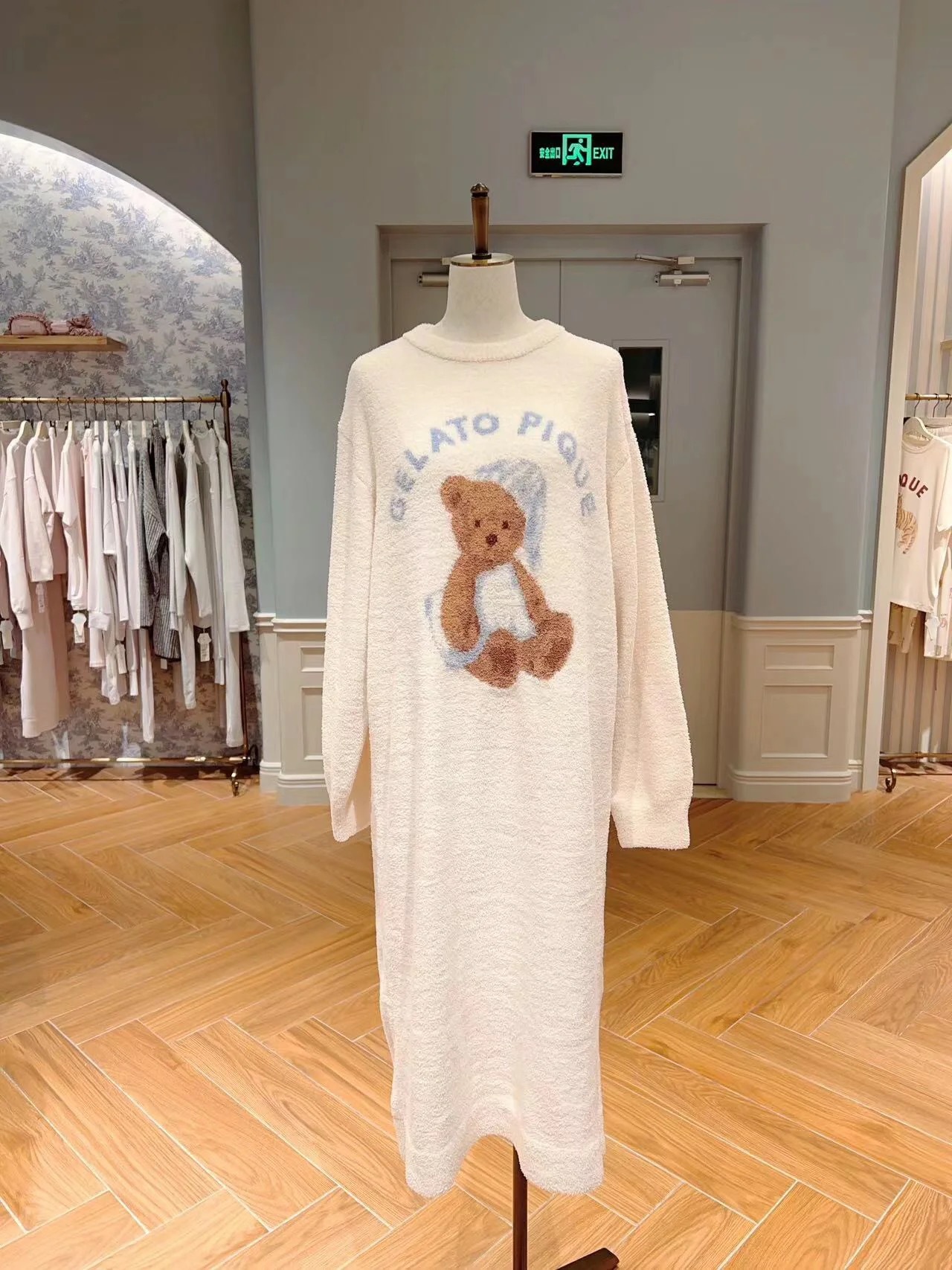 굿나잇 베어 그레이 화이트 롱 드레스