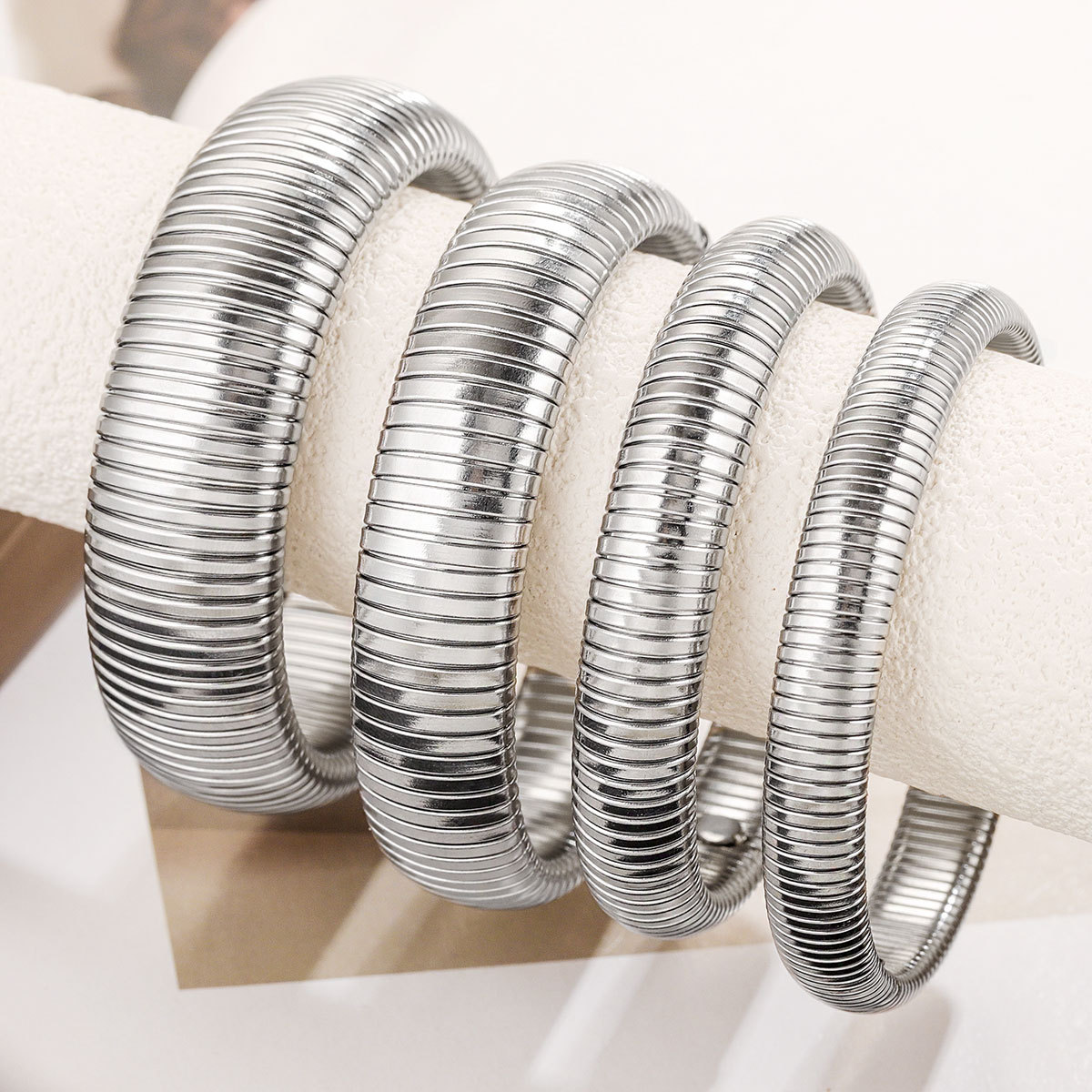 Anillo de moda europea y americana de acero titanio exagerado pulsera elástica de hueso de serpiente multi-anillo temperamento personalidad pulsera impermeable de serpiente