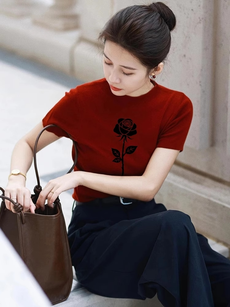 Áo thun nữ tay ngắn dệt kim hoa hồng đỏ phong cách retro Hồng Kông — màu đỏ