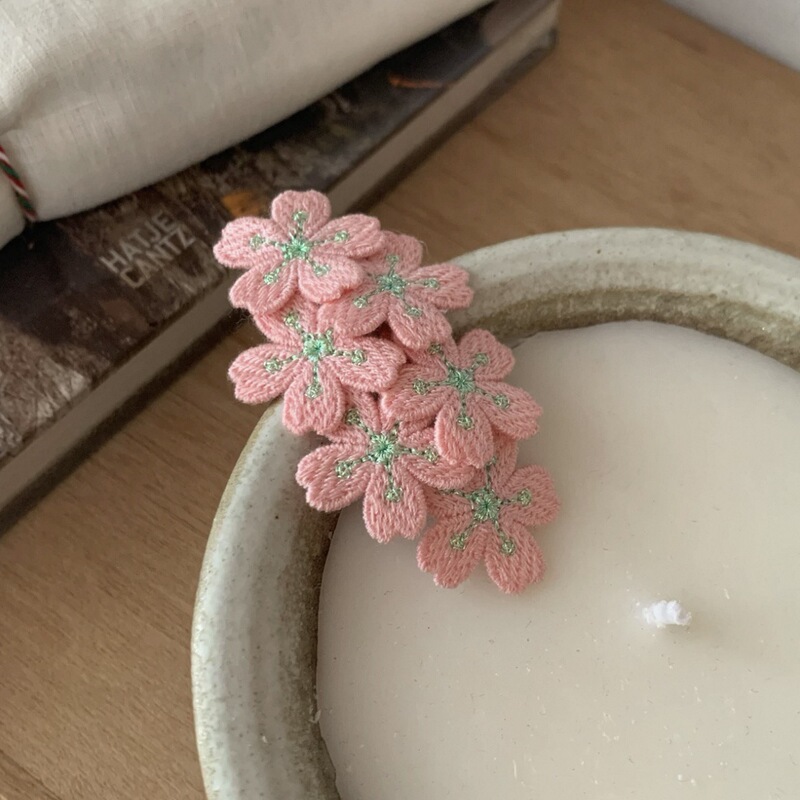 優しいピンクの桜のヘアピン、甘い刺繍の花のヘアピン、ニット子供用ヘアアクセサリー、前髪サイドクリップ|undefined