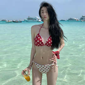 2026新款红色波点比基尼女分体泳衣性感纯欲风海边度假套装挂脖系