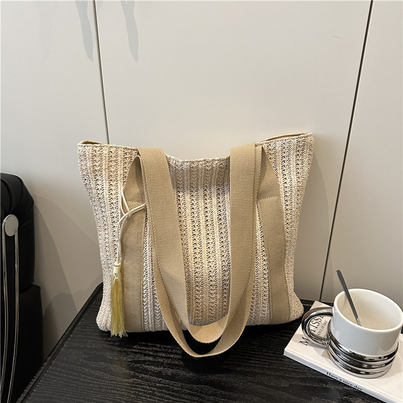 Bolsa de tejido de hombro, bolso de paja de gran capacidad, bolso de verano, nuevo tipo de bolso de hombro casual de mujer.