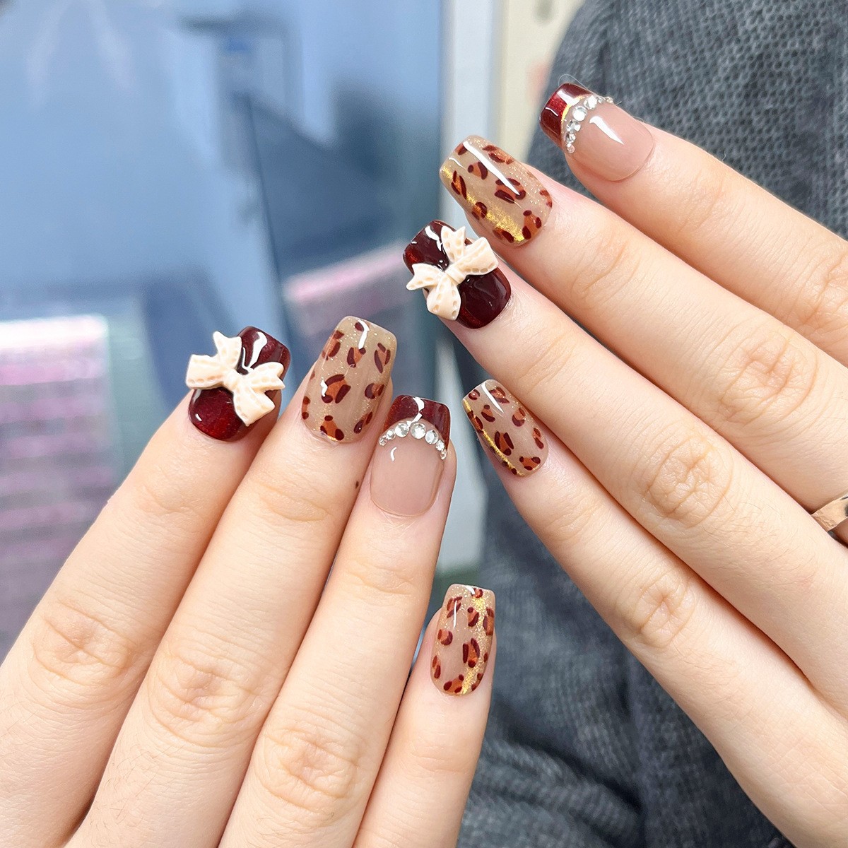 Otoño y invierno usar una red de uñas rojas de alto rendimiento blanqueante 10 piezas de impresión de leopardo marrón ojo de gato manicura falsa desmontable