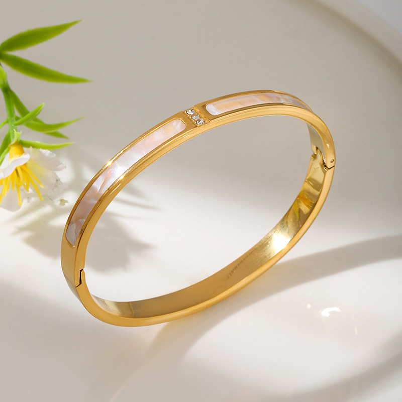 Nueva pulsera Yunyao de tres diamantes con nácar blanco en oro rosa y acero titanio, estilo de moda simple y versátil, accesorios europeos y americanos.