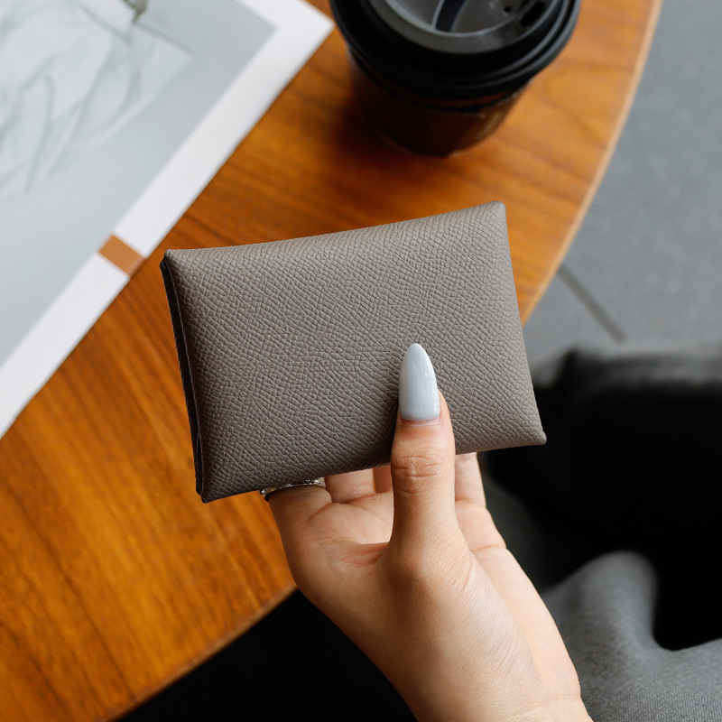 おしゃれなカバンの女性の本革の掌紋の名刺はシンプルで小さい香りの風のカードは会議の贈り物を包んで代行します。