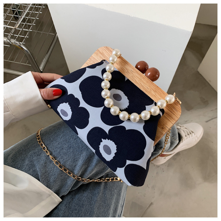 Fashion Contrast Color Chain Wooden Handle Pearl Handbag display picture 7